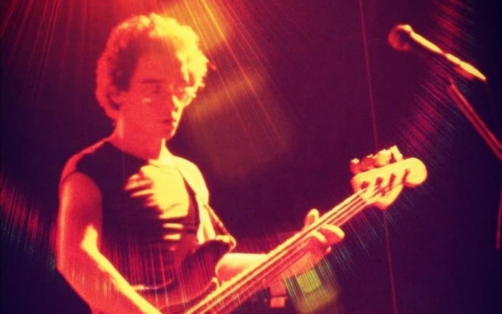 Ricardo tocando el bajo en un concierto